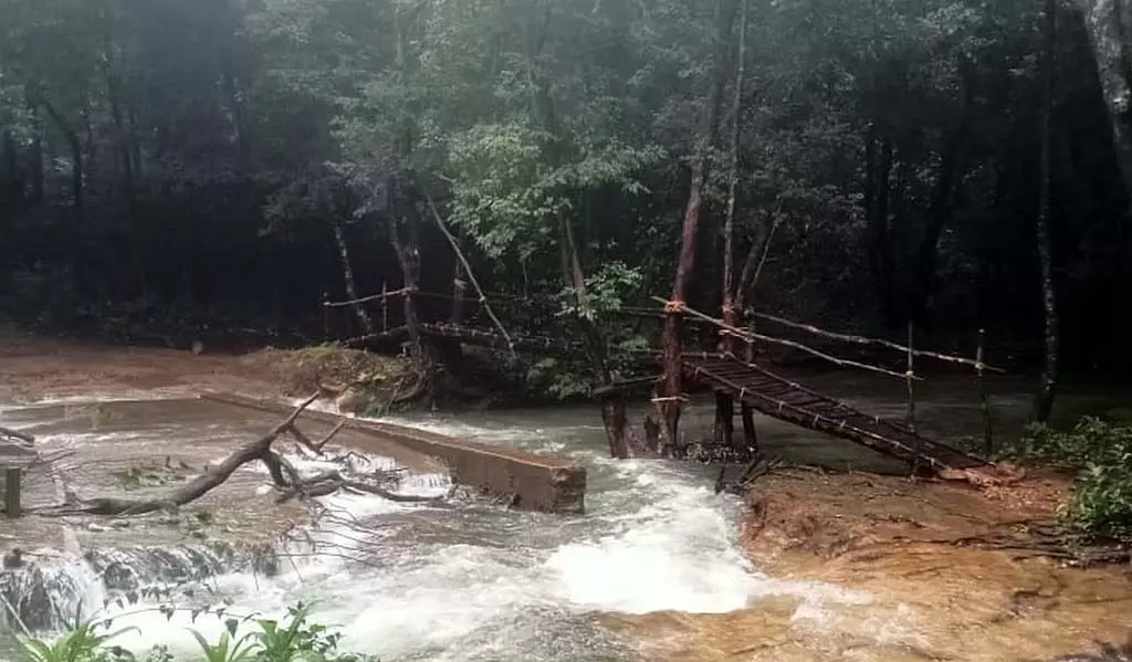 Karwar : फुटपाथ पर दुख की यात्रा Karwar : फुटपाथ पर दुख की यात्रा