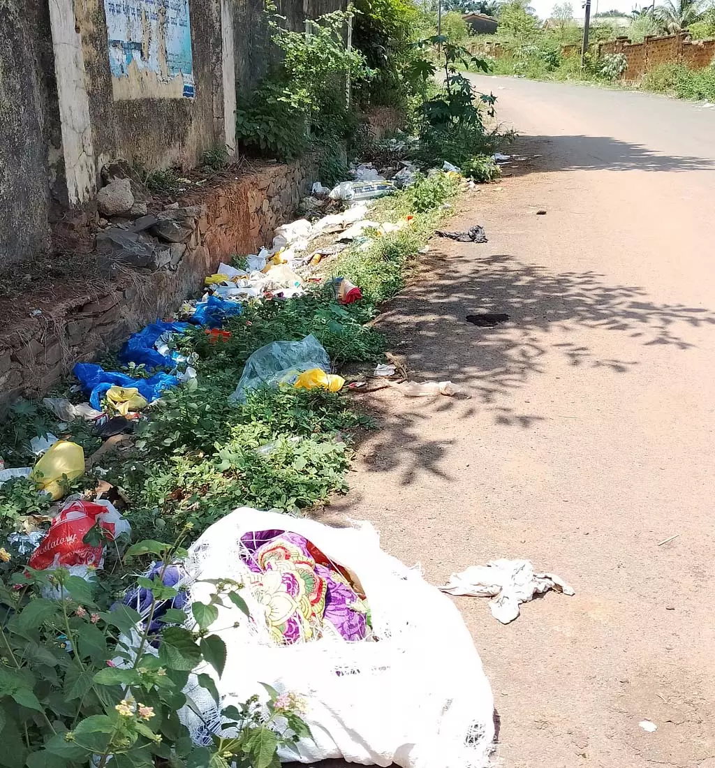 सड़क किनारे कूड़े का ढेर: APMC बाहरी परिसर की सड़क नशेड़ियों का अड्डा सड़क किनारे कूड़े का ढेर: APMC बाहरी परिसर की सड़क नशेड़ियों का अड्डा