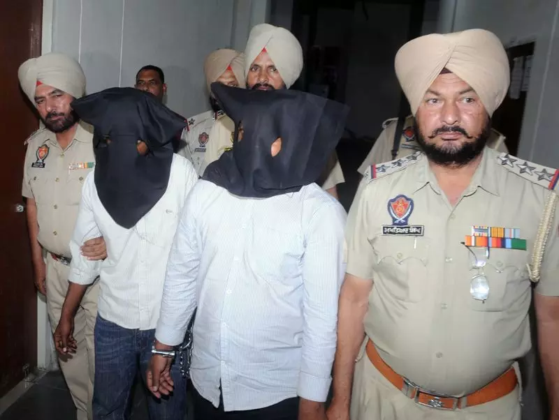 Punjab : पाकिस्तान को सैन्य क्षेत्रों की जानकारी लीक करने के आरोप में दो गिरफ्तार Punjab : पाकिस्तान को सैन्य क्षेत्रों की जानकारी लीक करने के आरोप में दो गिरफ्तार