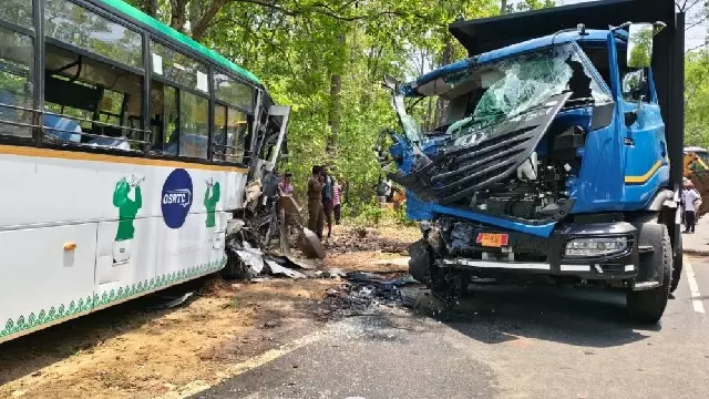 मयूरभंज में यात्री बस और हाइवा ट्रक की टक्कर में 8 की हालत गंभीर मयूरभंज में यात्री बस और हाइवा ट्रक की टक्कर में 8 की हालत गंभीर