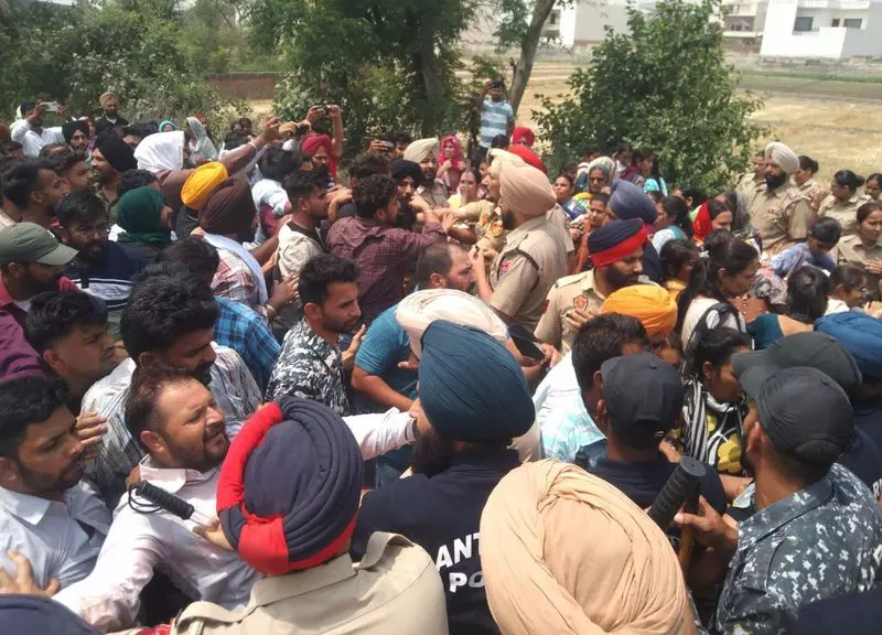 संगरूर में Punjab के मुख्यमंत्री के आवास के पास ईटीटी शिक्षकों और पुलिस के बीच झड़प संगरूर में Punjab के मुख्यमंत्री के आवास के पास ईटीटी शिक्षकों और पुलिस के बीच झड़प