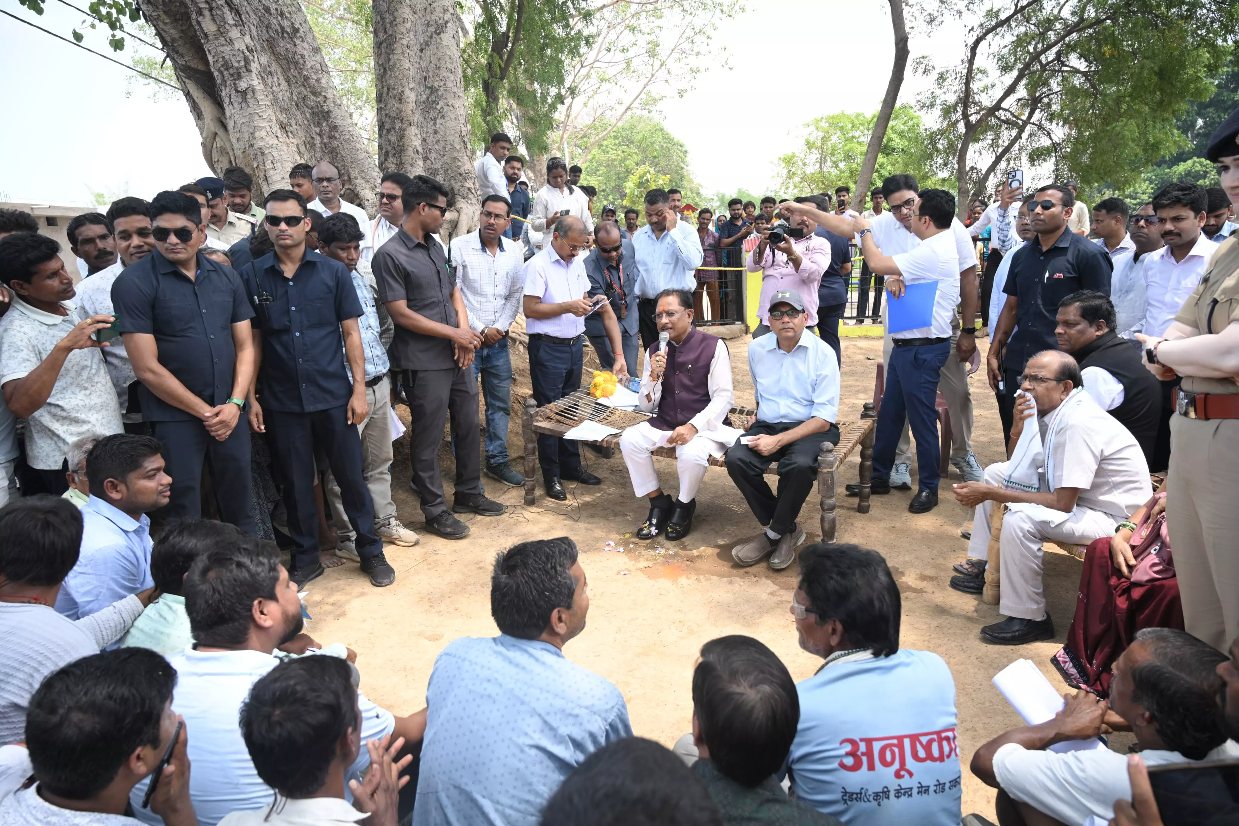 CM विष्णुदेव साय ने करिगांव के ग्रामीणों को किया आश्चर्यचकित CM विष्णुदेव साय ने करिगांव के ग्रामीणों को किया आश्चर्यचकित