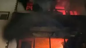 Kanpur: पांच मंजिला इमारत में आग, पति-पत्नी और तीन बच्चों की दर्दनाक मौत Kanpur: पांच मंजिला इमारत में आग, पति-पत्नी और तीन बच्चों की दर्दनाक मौत