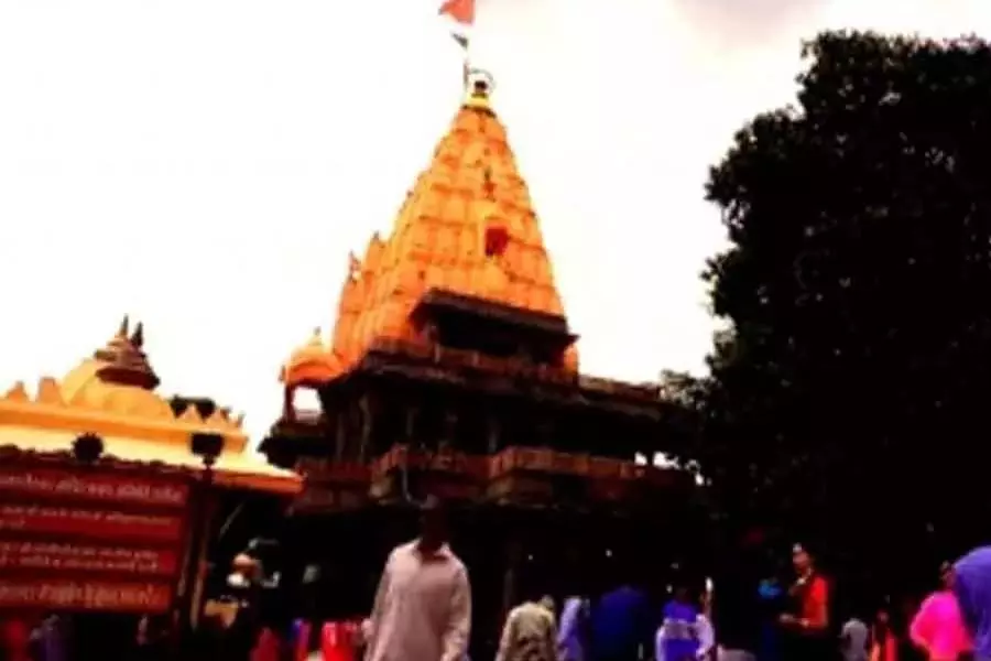 उज्जैन के महाकाल मंदिर में लगी आग, किसी के हताहत होने की खबर नहीं उज्जैन के महाकाल मंदिर में लगी आग, किसी के हताहत होने की खबर नहीं