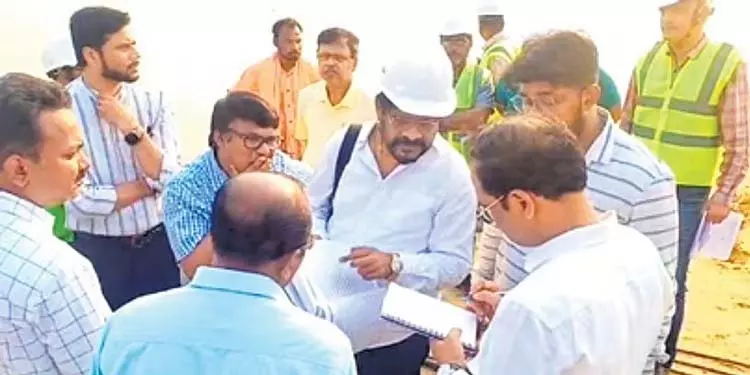 Cuttack में पुल हादसा: दो जांच पैनल ने स्लैब ढहने से 3 लोगों की मौत की जांच शुरू की Cuttack में पुल हादसा: दो जांच पैनल ने स्लैब ढहने से 3 लोगों की मौत की जांच शुरू की