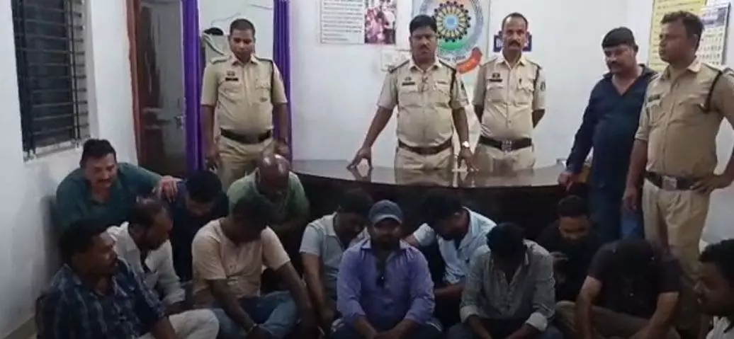 फार्महाउस में दुर्ग पुलिस की रेड, लाखों रुपए कैश के साथ 15 जुआरी गिरफ्तार फार्महाउस में दुर्ग पुलिस की रेड, लाखों रुपए कैश के साथ 15 जुआरी गिरफ्तार