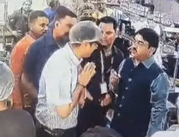 Gwalior: टेबल न मिलने पर मंत्री ने किया हंगामा, फूड सेफ्टी टीम से करवाई सैंपलिंग Gwalior: टेबल न मिलने पर मंत्री ने किया हंगामा, फूड सेफ्टी टीम से करवाई सैंपलिंग