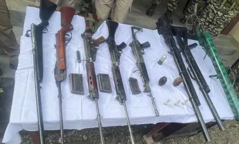 Manipur: 17 उग्रवादी गिरफ्तार, भारी मात्रा में हथियार बरामद Manipur: 17 उग्रवादी गिरफ्तार, भारी मात्रा में हथियार बरामद
