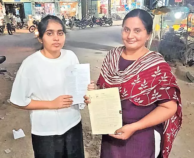 आंध्र : मां और बेटी जिन्होंने NEET लिखी आंध्र : मां और बेटी जिन्होंने NEET लिखी