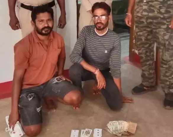 नहर किनारे 2 जुआरी गिरफ्तार, कैश और ताश पत्ती बरामद नहर किनारे 2 जुआरी गिरफ्तार, कैश और ताश पत्ती बरामद