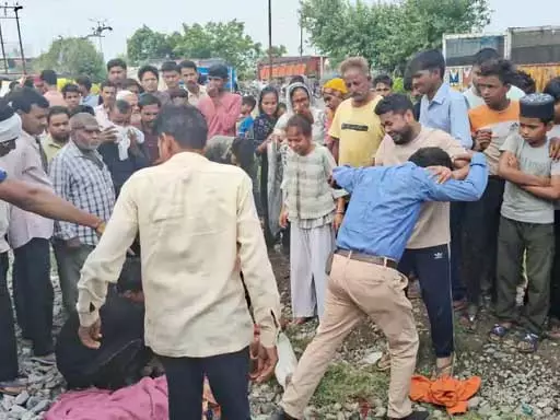 मोबाइल बना काल! बाल कटवाकर लौट रहे दो लड़के रेलवे ट्रैक पार कर रहे थे, तभी... मोबाइल बना काल! बाल कटवाकर लौट रहे दो लड़के रेलवे ट्रैक पार कर रहे थे, तभी...