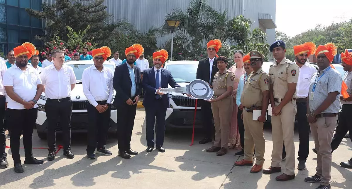 गेस्टैम्प ने पुणे पुलिस एवं स्वास्थ्य विभाग को 5 लग्जरी स्कोडा SUV दान की गेस्टैम्प ने पुणे पुलिस एवं स्वास्थ्य विभाग को 5 लग्जरी स्कोडा SUV दान की