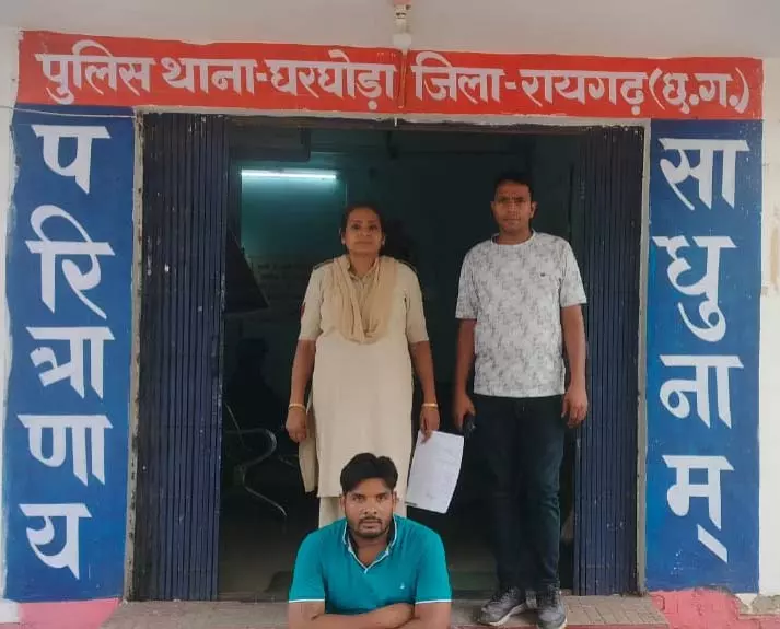 महुआ शराब के लिए उमड़ी थी भीड़, पुलिस की रेड में एक गिरफ्तार महुआ शराब के लिए उमड़ी थी भीड़, पुलिस की रेड में एक गिरफ्तार