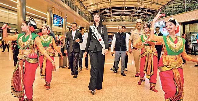 मिस वर्ल्ड प्रतियोगिता में भाग लेने के लिए विभिन्न देशों की सुंदरियां हैदराबाद पहुंच रही मिस वर्ल्ड प्रतियोगिता में भाग लेने के लिए विभिन्न देशों की सुंदरियां हैदराबाद पहुंच रही