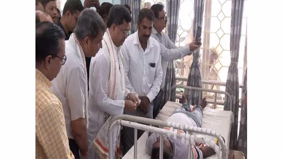 Tripura के मुख्यमंत्री ने अगरतला रक्तदान शिविर में रक्तदाताओं से बातचीत की Tripura के मुख्यमंत्री ने अगरतला रक्तदान शिविर में रक्तदाताओं से बातचीत की
