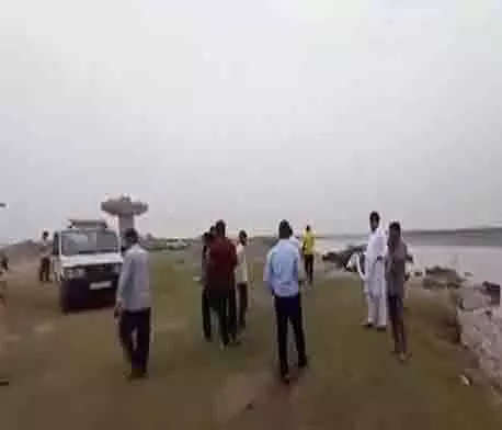 चेनाब नदी का जलस्तर बढ़ने के कारण अधिकारियों ने अखनूर में लोगों को निकालने का किया आग्रह चेनाब नदी का जलस्तर बढ़ने के कारण अधिकारियों ने अखनूर में लोगों को निकालने का किया आग्रह