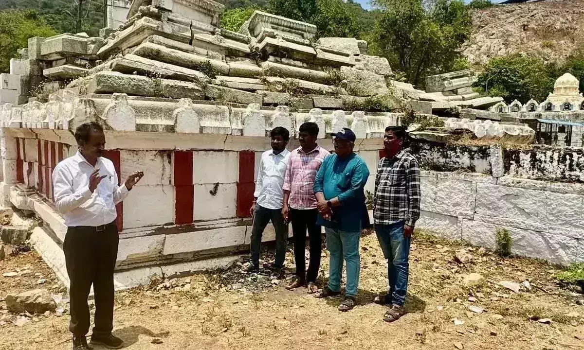 Andhra: उपेक्षा के कारण रामगिरी का प्राचीन मंदिर ढह रहा है Andhra: उपेक्षा के कारण रामगिरी का प्राचीन मंदिर ढह रहा है