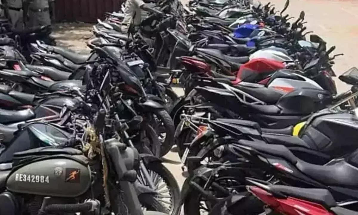 Andhra: 21 बाइक जब्त Andhra: 21 बाइक जब्त
