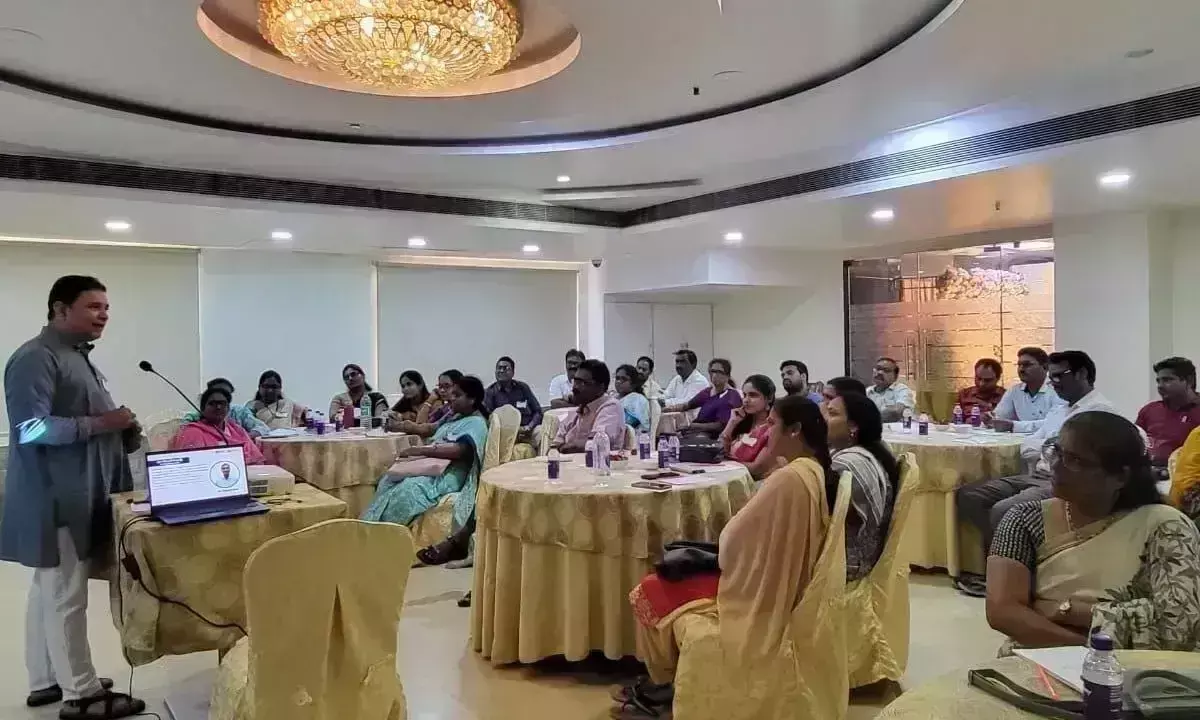 Andhra: संचारात्मक अंग्रेजी कौशल को निखारने के लिए क्षमता निर्माण कार्यक्रम Andhra: संचारात्मक अंग्रेजी कौशल को निखारने के लिए क्षमता निर्माण कार्यक्रम