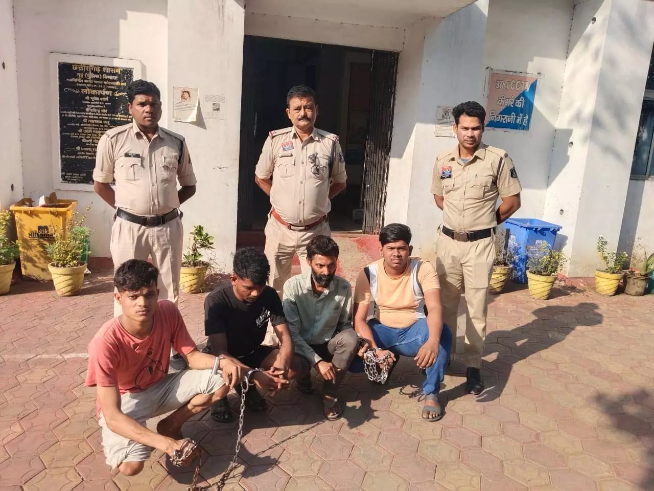 बस स्टैंड पर झगड़ा मारपीट करने वाले 4 युवकों पर गैर जमानतीय धाराओं पर FIR दर्ज बस स्टैंड पर झगड़ा मारपीट करने वाले 4 युवकों पर गैर जमानतीय धाराओं पर FIR दर्ज