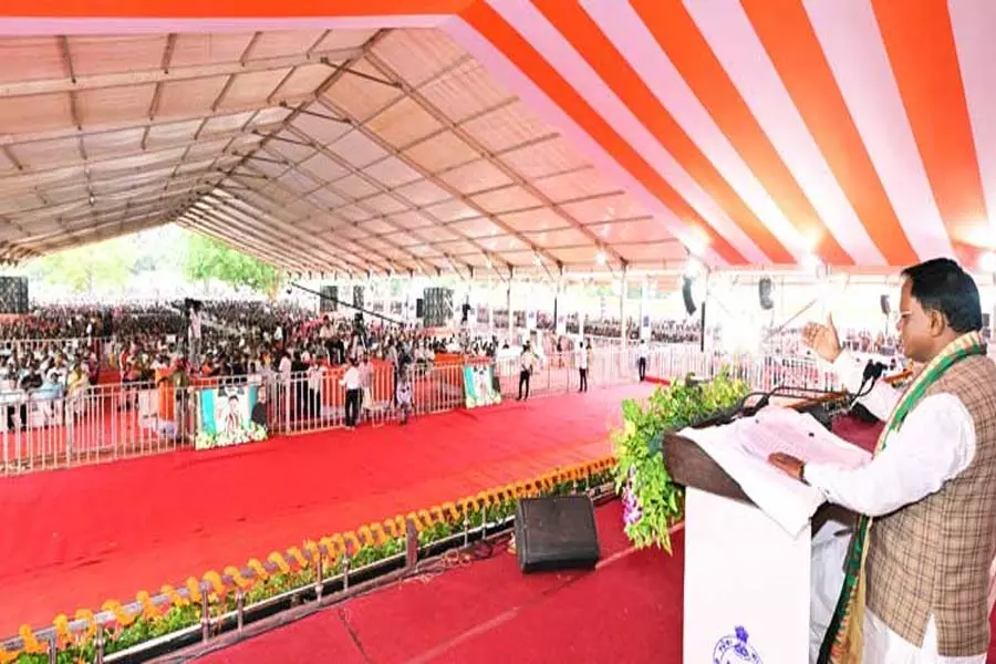 मुख्यमंत्री माझी ने क्योंझर में 1,155 करोड़ रुपये की परियोजनाओं से धरणीधर नायक को किया सम्मानित मुख्यमंत्री माझी ने क्योंझर में 1,155 करोड़ रुपये की परियोजनाओं से धरणीधर नायक को किया सम्मानित