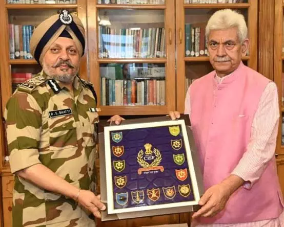 CISF के महानिदेशक अल्ताफ बुखारी ने एलजी से मुलाकात की CISF के महानिदेशक अल्ताफ बुखारी ने एलजी से मुलाकात की