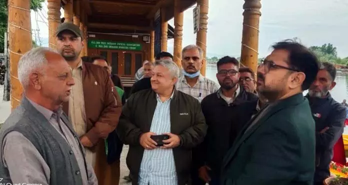 Jammu: सतीश शर्मा ने शिकारा मालिकों से मुलाकात की, उनकी समस्याओं का आकलन किया Jammu: सतीश शर्मा ने शिकारा मालिकों से मुलाकात की, उनकी समस्याओं का आकलन किया