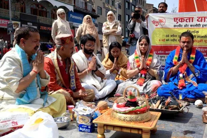 Pahalgam हमले के पीड़ितों की याद में लाल चौक पर हवन Pahalgam हमले के पीड़ितों की याद में लाल चौक पर हवन