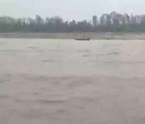 अखनूर में चिनाब नदी का जलस्तर काफी कम होने के बाद बढ़ा अखनूर में चिनाब नदी का जलस्तर काफी कम होने के बाद बढ़ा
