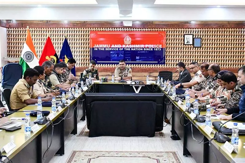 कश्मीर IGP ने संयुक्त सुरक्षा बैठक की अध्यक्षता की कश्मीर IGP ने संयुक्त सुरक्षा बैठक की अध्यक्षता की