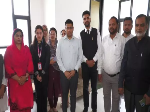 Poonch जिला आयुक्त ने की जम्मू-कश्मीर कक्षा 10वीं और 12वीं की परीक्षा के टॉपरों से मुलाकात Poonch जिला आयुक्त ने की जम्मू-कश्मीर कक्षा 10वीं और 12वीं की परीक्षा के टॉपरों से मुलाकात