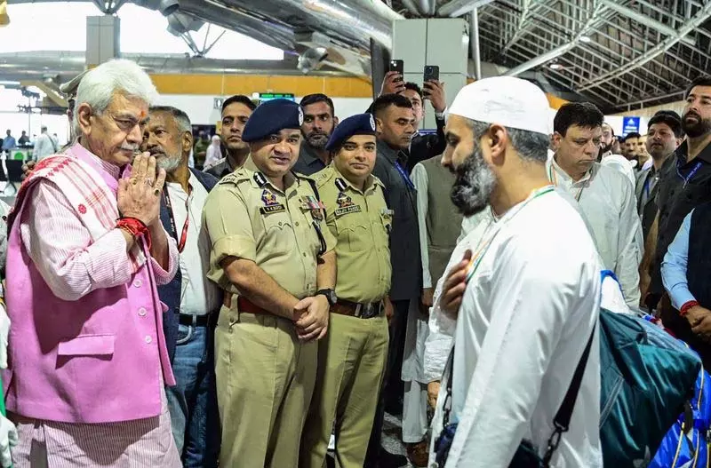 हज यात्रियों का पहला जत्था Srinagar से रवाना हुआ हज यात्रियों का पहला जत्था Srinagar से रवाना हुआ