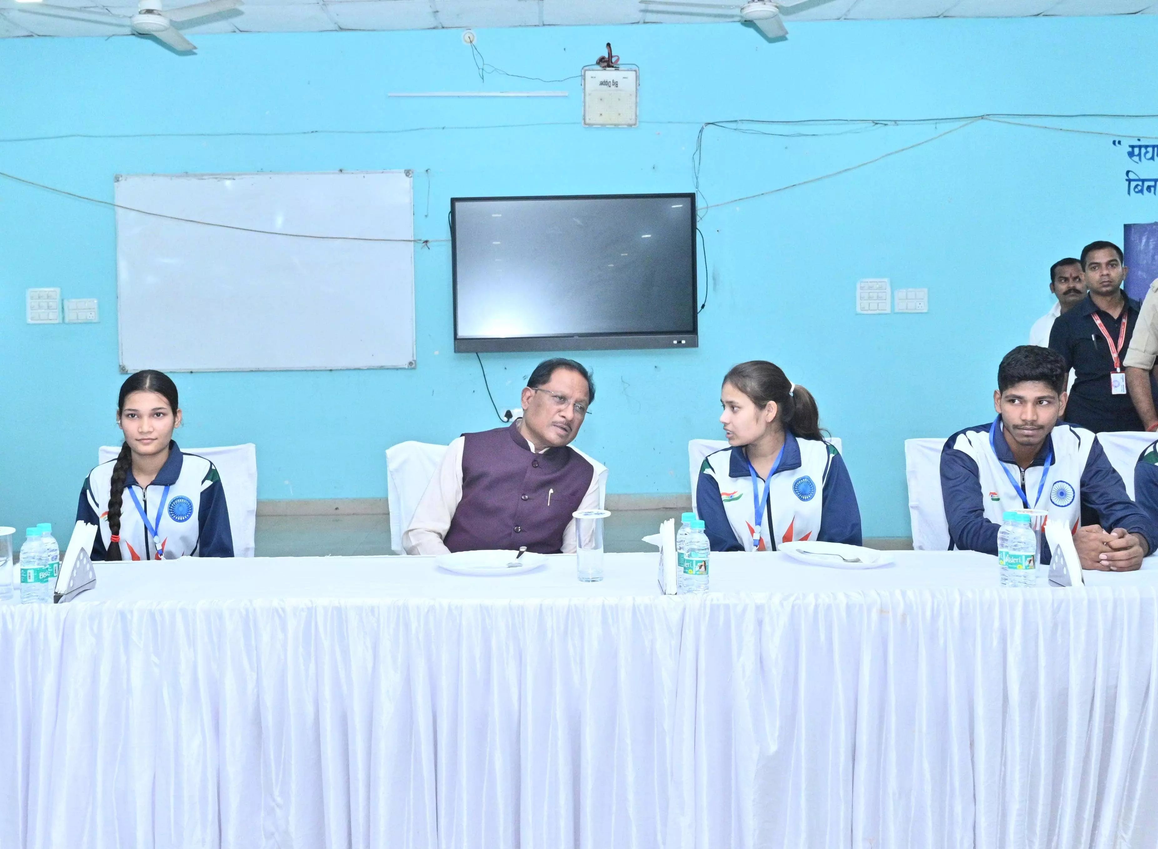 मुख्यमंत्री ने आकांक्षा विद्यालय में नीट जेईई कोचिंग के विद्यार्थियों से किया संवाद मुख्यमंत्री ने आकांक्षा विद्यालय में नीट जेईई कोचिंग के विद्यार्थियों से किया संवाद