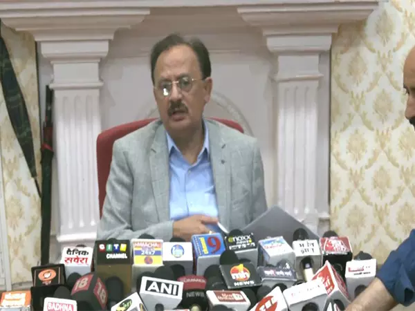 कांग्रेस विधायक मुख्यमंत्री के साथ चट्टान की तरह खड़े हैं, सरकार में सब ठीक है: Harsh Vardhan Chouhan कांग्रेस विधायक मुख्यमंत्री के साथ चट्टान की तरह खड़े हैं, सरकार में सब ठीक है: Harsh Vardhan Chouhan