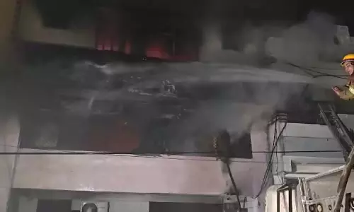 आग की चपेट में 5 मंजिला इमारत, फंसे लोगों को किया जा रहा रेस्क्यू आग की चपेट में 5 मंजिला इमारत, फंसे लोगों को किया जा रहा रेस्क्यू
