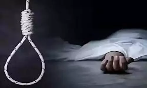 UP News: संदिग्ध परिस्थितियों में फंदे से लटकी मिली युवती
