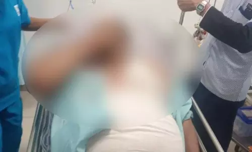 डॉक्टर को युवक-युवती ने पीटा, लहूलुहान हालत में हॉस्पिटल में एडमिट डॉक्टर को युवक-युवती ने पीटा, लहूलुहान हालत में हॉस्पिटल में एडमिट