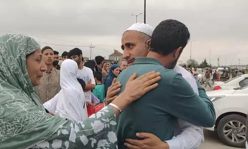 Srinagar हज हाउस से पहले जत्थे की रवानगी, भावुक पल देखे गए Srinagar हज हाउस से पहले जत्थे की रवानगी, भावुक पल देखे गए