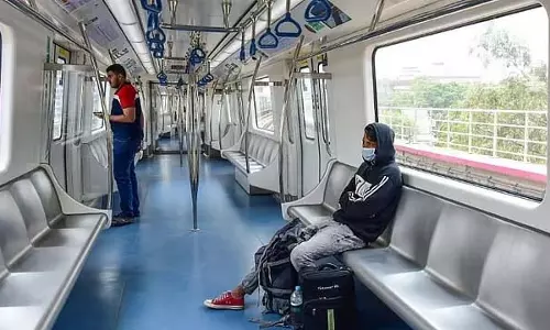 हमारे मेट्रो स्टेशन के पास पान थूकने वाले यात्री पर BMRCL ने जुर्माना लगाया