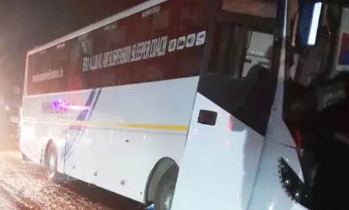 खड़ी ट्रक से टक्कर, बस में बैठे यात्री की मौत