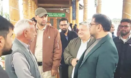 सतीश शर्मा ने शिकारा मालिकों से मुलाकात की
