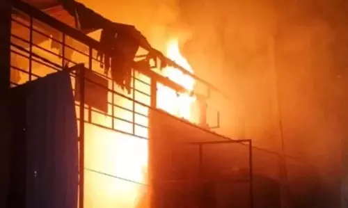 Kanpur accident: आग में झुलसे पति-पत्नी, तीन बच्चों की तलाश