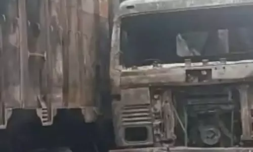 दो ट्रकों की हुई टक्कर, फिर आग लगने से ड्राइवर की मौत