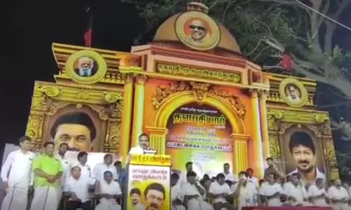 बाल-बाल बचे नेता जी, चौंकाने वाला LIVE वीडियो सामने आया