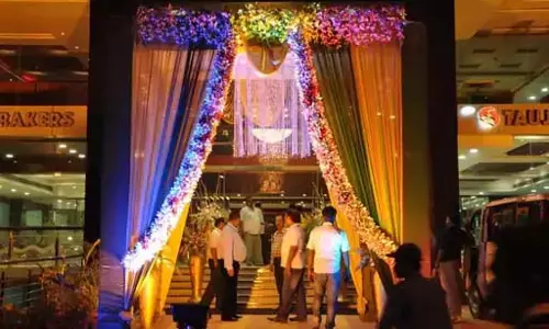 बार के सामने हंगामा, नशे में टुन्न होने के बाद आपस में लड़ा दोस्तों का ग्रुप