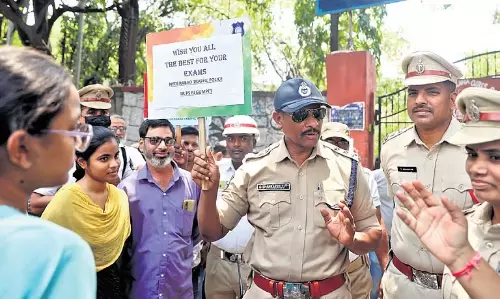 Hyderabad में 26,000 अभ्यर्थी गर्मी का सामना कर रहे हैं और NEET की परीक्षा दे रहे हैं