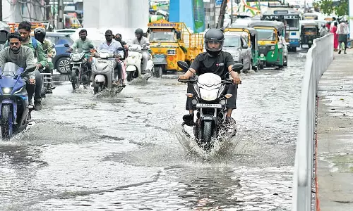 Andhra के कुछ हिस्सों में अचानक हुई बारिश से गर्मी से राहत मिली Andhra के कुछ हिस्सों में अचानक हुई बारिश से गर्मी से राहत मिली