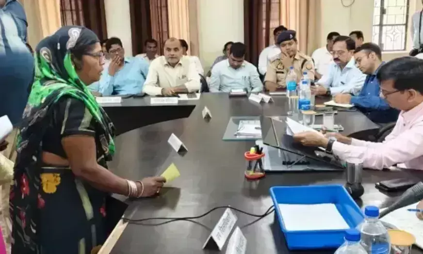 Ballia: जिलाधिकारी ने समाधान दिवस में लोगों की समस्याएं सुनीं, अफसरों को दिए निर्देश Ballia: जिलाधिकारी ने समाधान दिवस में लोगों की समस्याएं सुनीं, अफसरों को दिए निर्देश