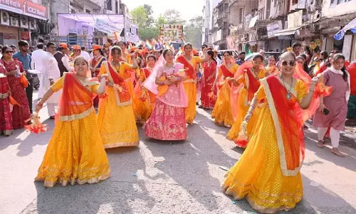महावीर जयंती जुलूस में इंदौर के विभिन्न जैन समुदायों के कलात्मक चित्रण, आदिवासी नृत्य शामिल महावीर जयंती जुलूस में इंदौर के विभिन्न जैन समुदायों के कलात्मक चित्रण, आदिवासी नृत्य शामिल