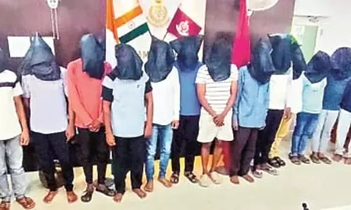 पुलिस की छापेमारी 18 लोग गिरफ्तार: 17 पिस्तौलें जब्त पुलिस की छापेमारी 18 लोग गिरफ्तार: 17 पिस्तौलें जब्त